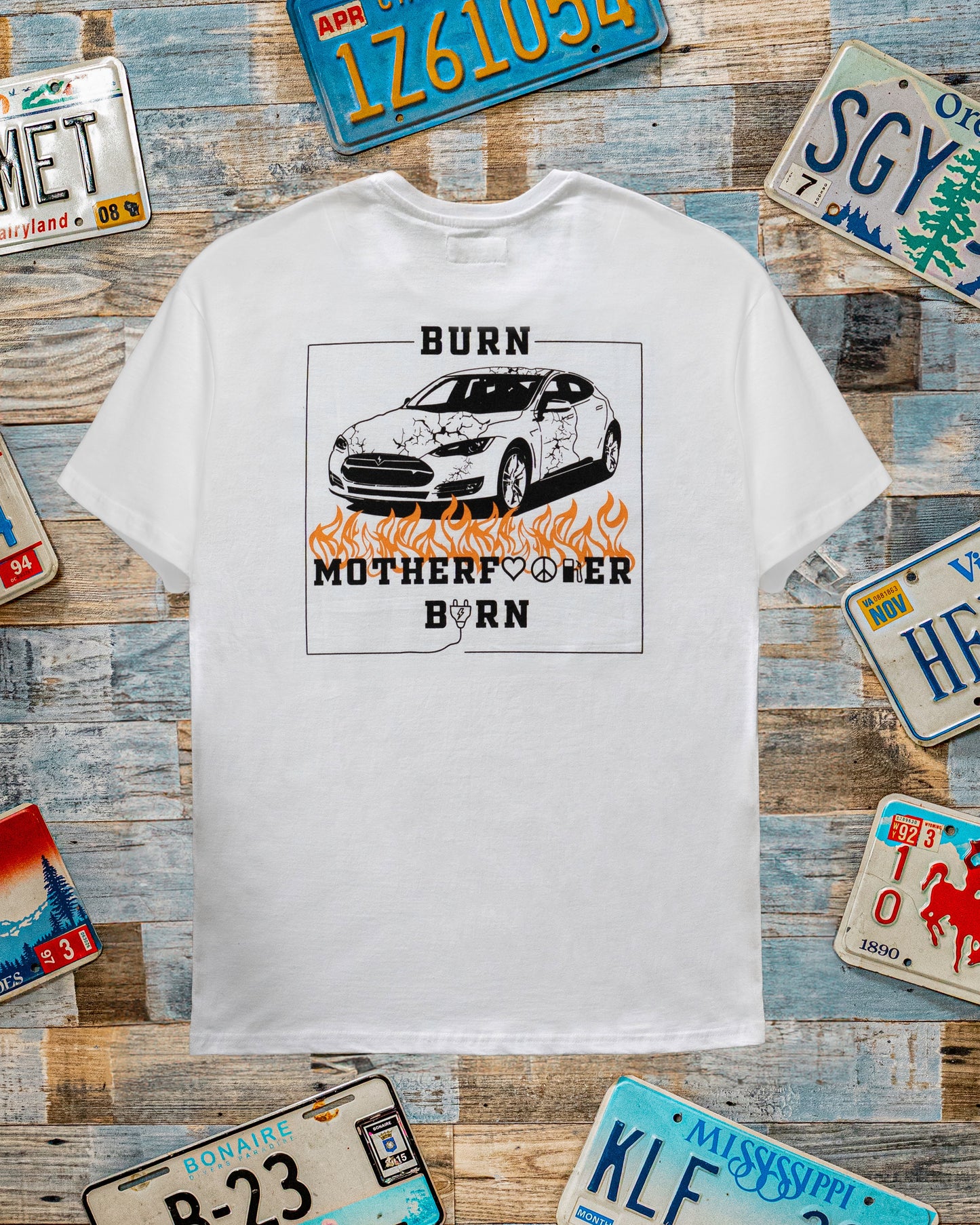T-Shirt mit brennendem E-Auto weiß-schwarz