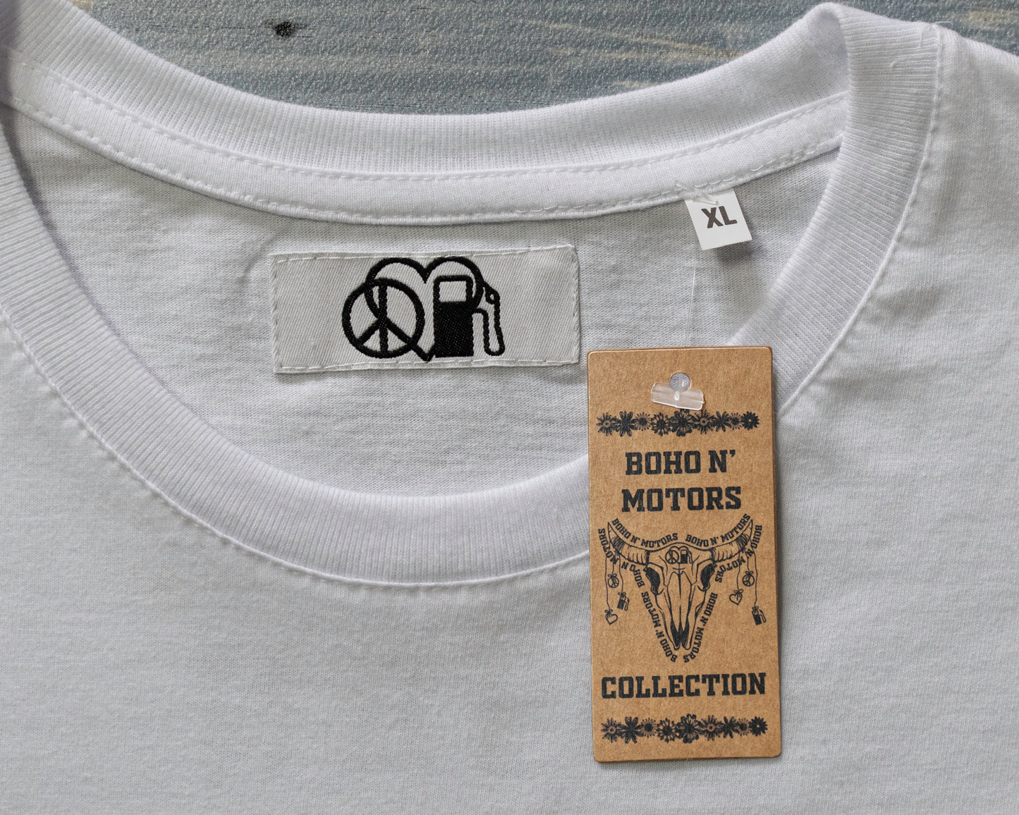 T-Shirt mit brennendem E-Auto weiß-schwarz