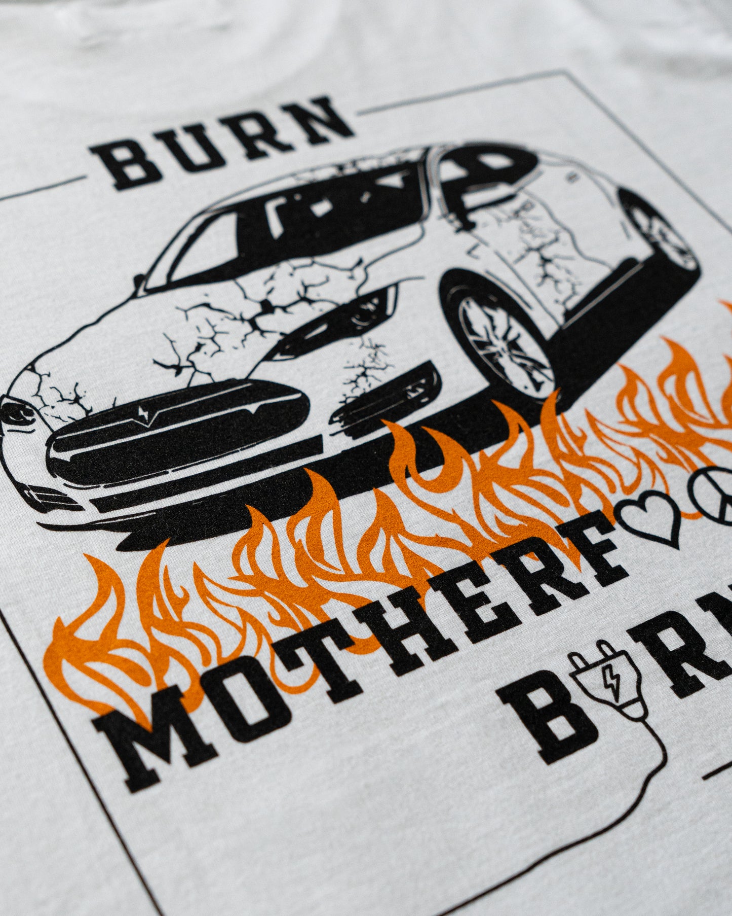 T-Shirt mit brennendem E-Auto weiß-schwarz